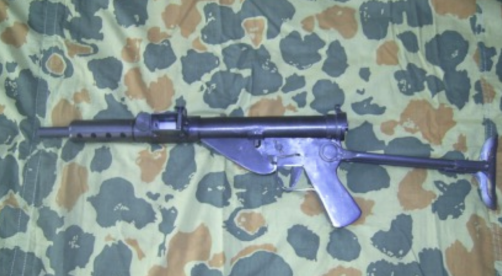 Replika "Stena" konstrukcji braci Nawrockich z charakterystyczną składaną kolbą